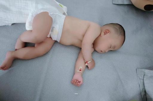 包生男孩正规公司宝宝脚心出汗怎么回事